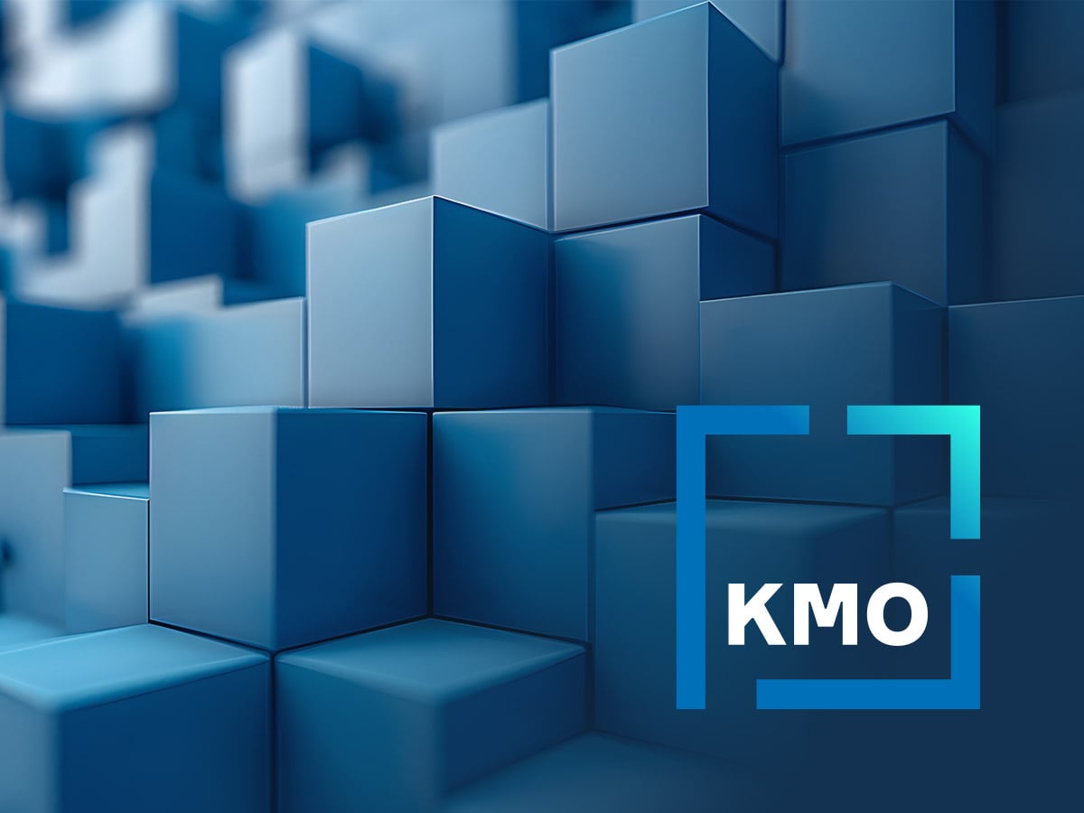 KMO logo with an open blue-to-turquoise frame over stacked dark blue cubes