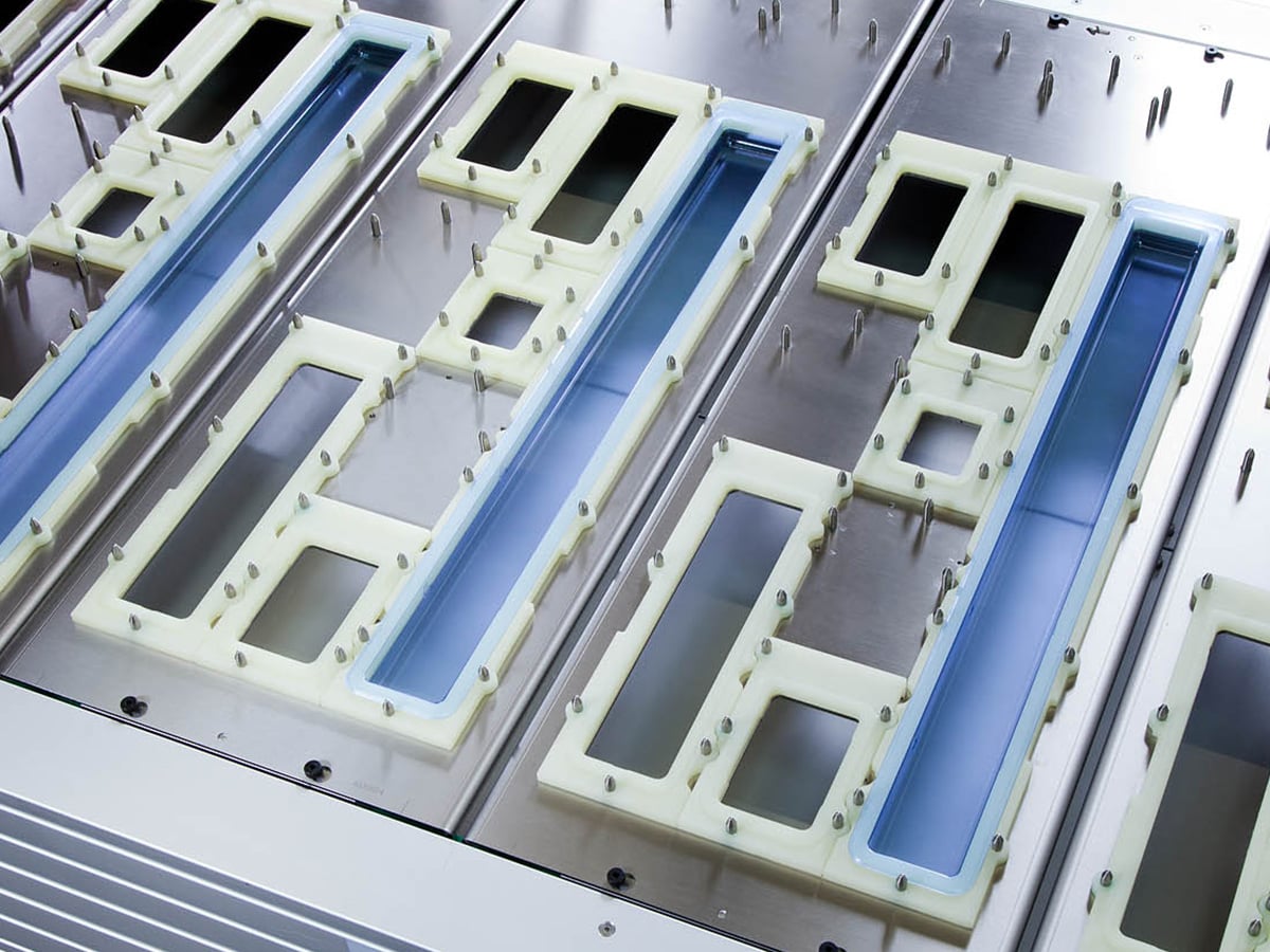 Sealing tool with multiple cavities of different sizes for six product formats on one pallet