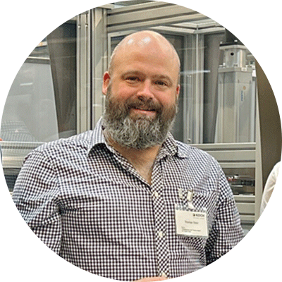 Portrait of Thomas Stolz, Head of Mechanical Engineering at Ebnat, in front of a packaging machine