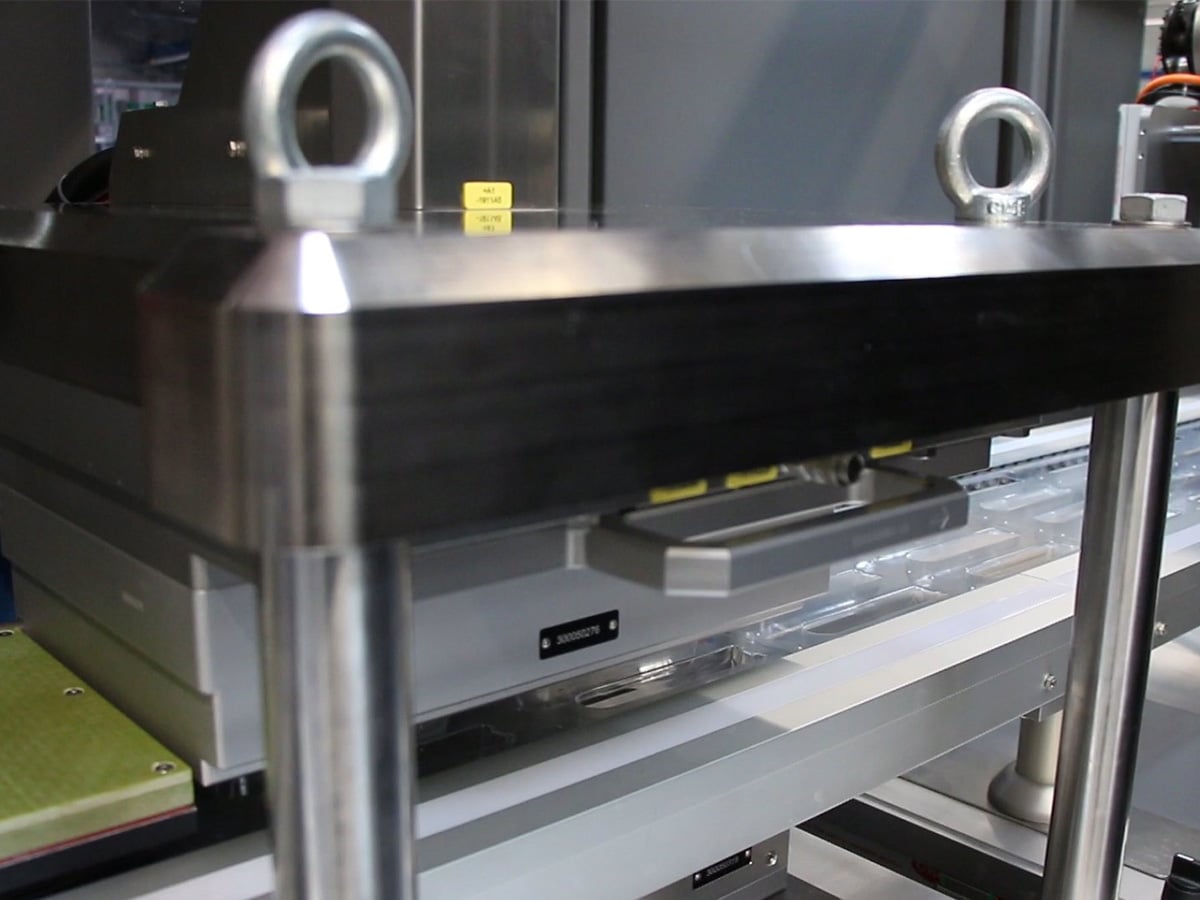 Forming station of a blister machine with a heavy tool block above a transparent film web