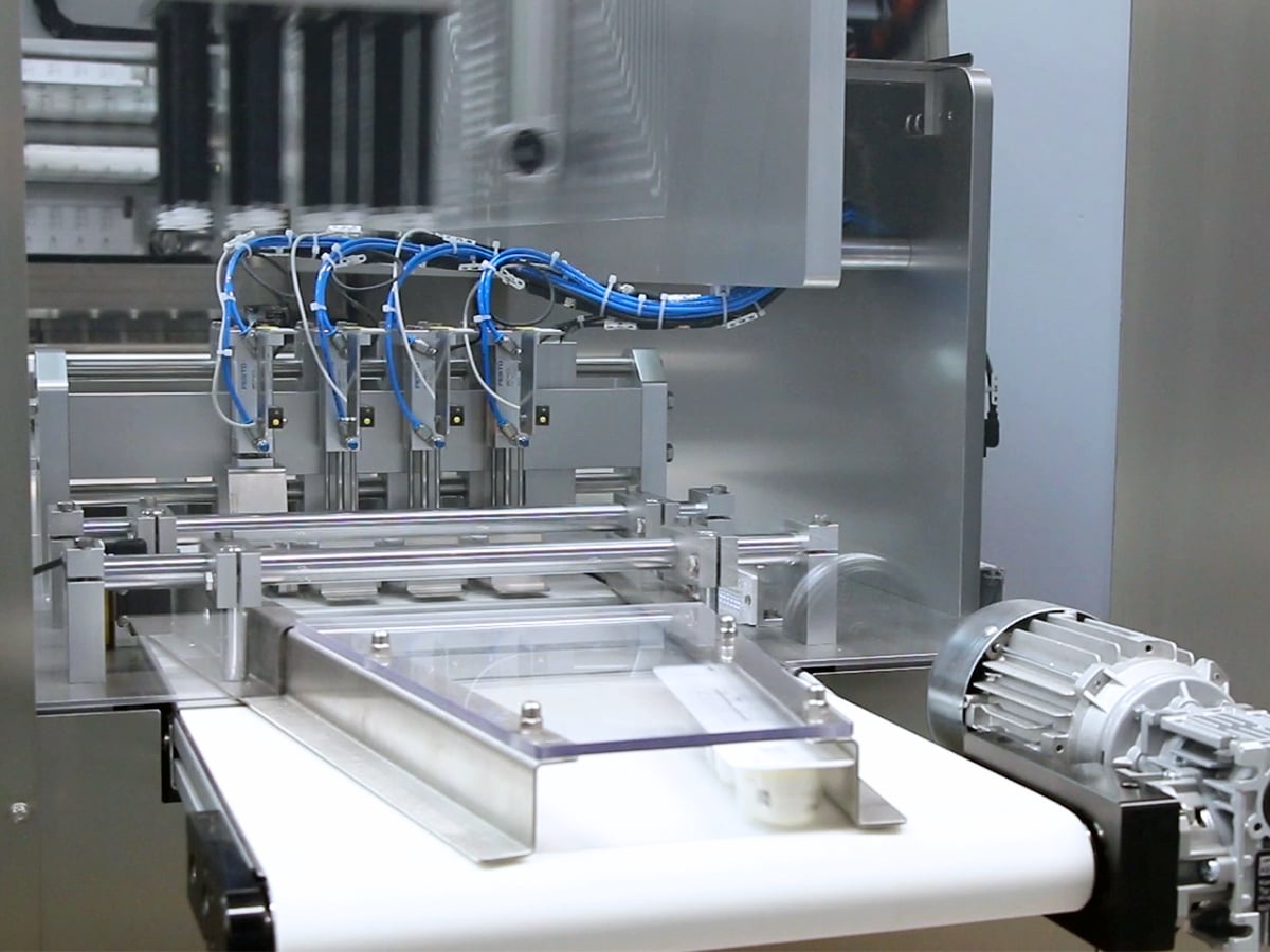 Produktaustrag der KBS-C mit Vereinzelung der verpackten Produkte auf einem Förderband