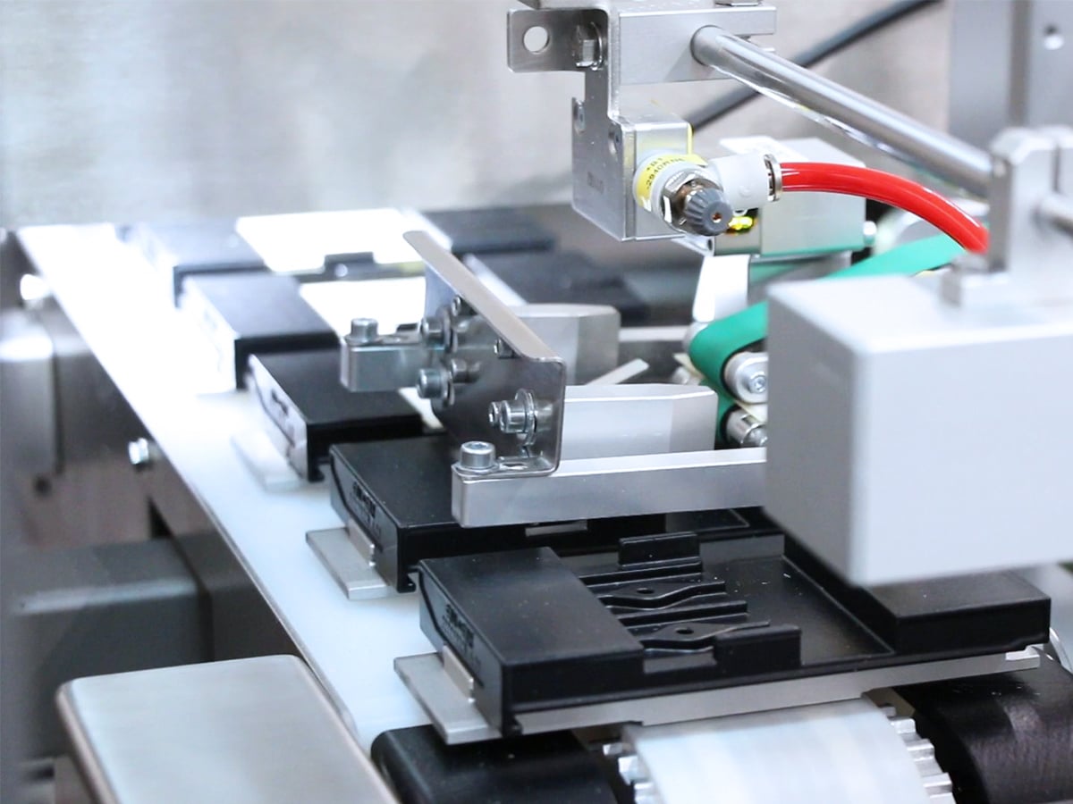Becherkette einer Verpackungsmaschine für Rückverfolgbarkeitslabel