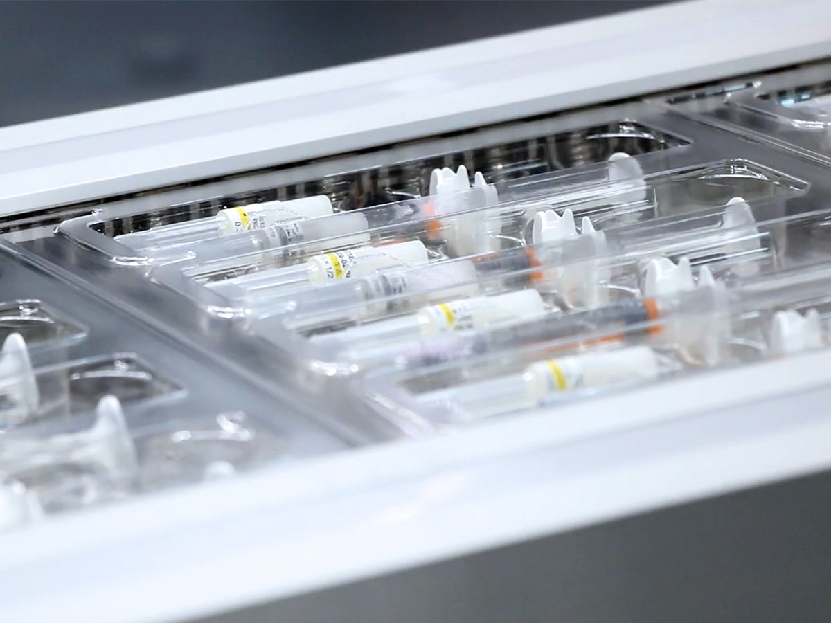 Vorgefüllte Spritzen in transparenten, ausgeformten Blistern innerhalb der Verpackungslinie