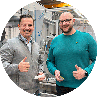 Portrait of Daniel Sternsdorf and Martin Bellstädt of Octapharma, each holding a product from the line