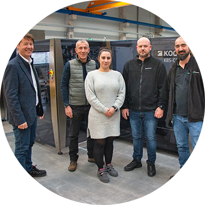 Portrait of Emmanuel Studer of Straumann with four colleagues in front of a KOCH KBS-C machine