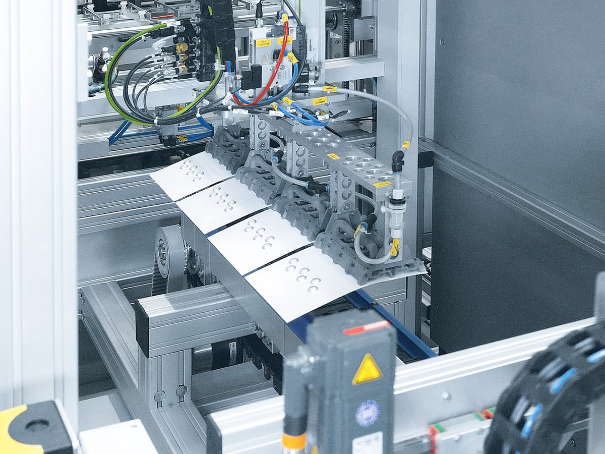 Multiple blister sheets moving through a newly developed folding mechanism with chain drives