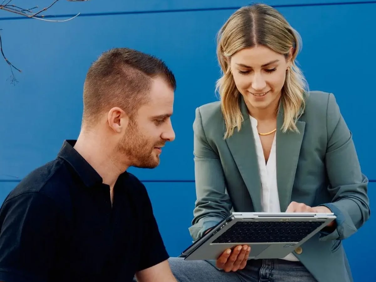 Two people reviewing content on a tablet together, representing the Bachelor of Science in Business Informatics dual study programme at KOCH Pac-Systeme